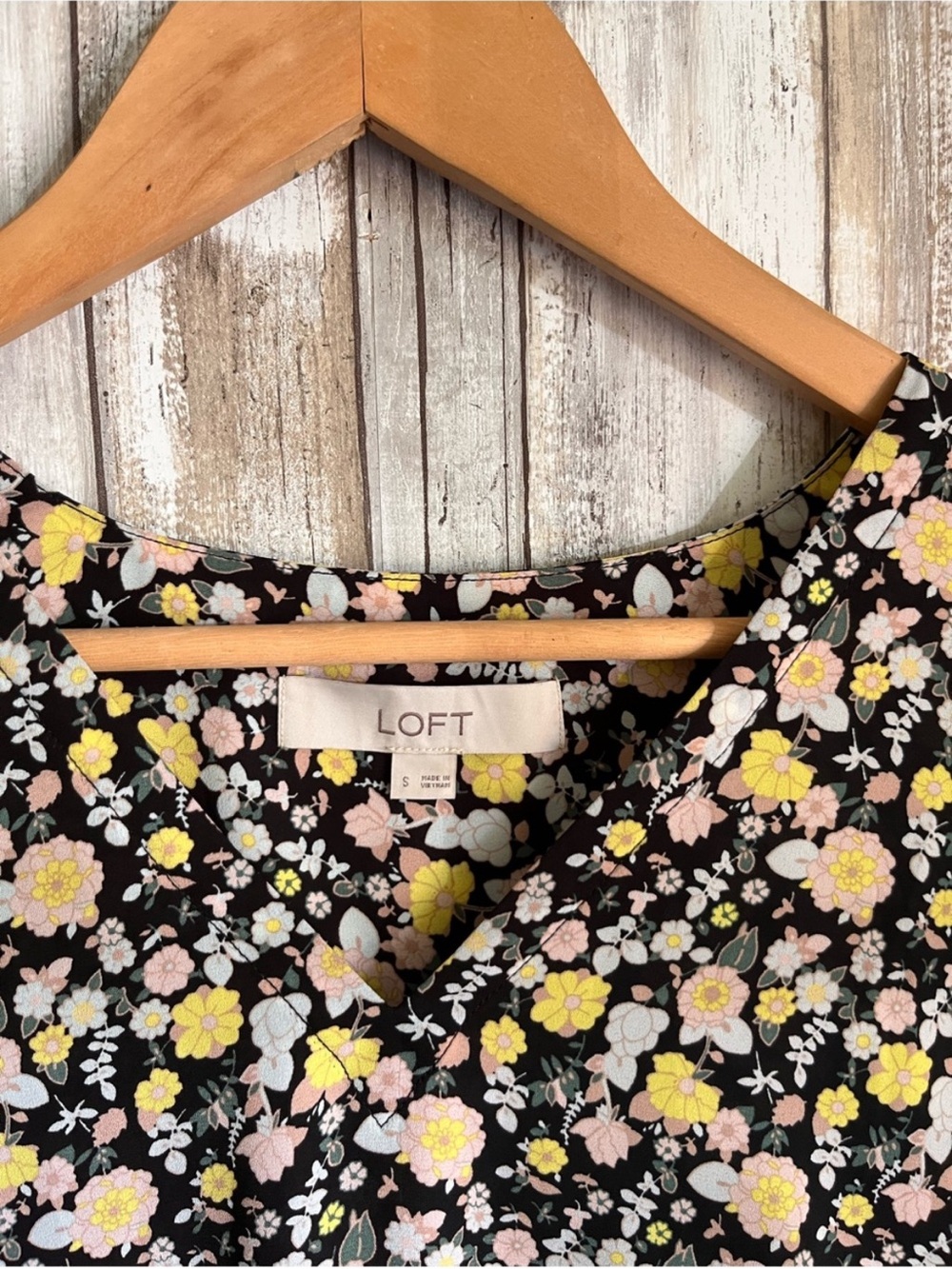 LOFT Black Floral Flutter Sleeve Blouse V-Neck Lightweight Top Small - Picture 5 of 6